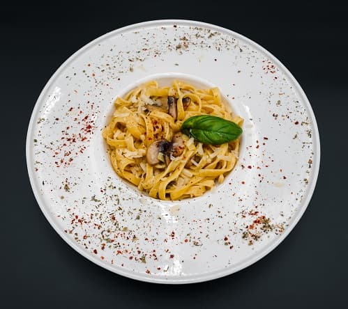 Tagliatelle me tartuf & kërpudhë Tagliatelle me tartuf & kërpudhë