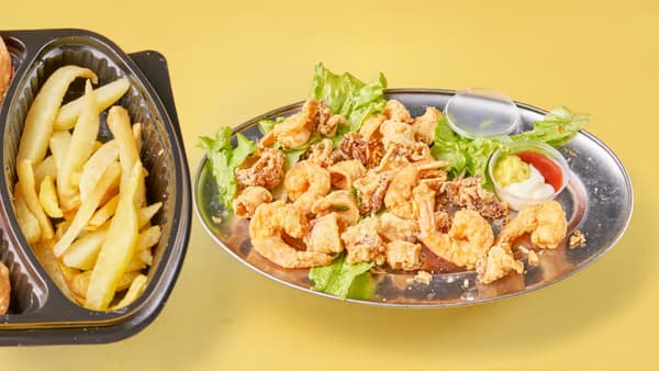 Kallamar Frite me Patate & Sallatë Kallamar Frite me Patate & Sallatë