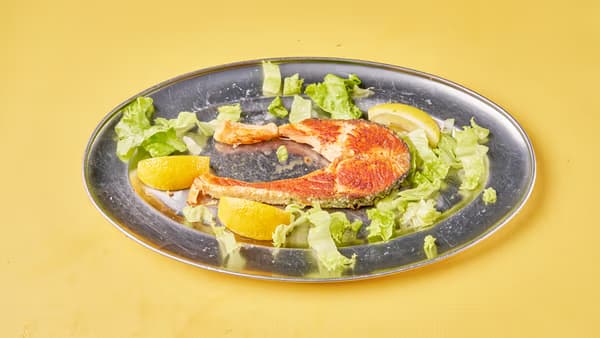 Salmon Zgare me Patate & Sallatë Salmon Zgare me Patate & Sallatë